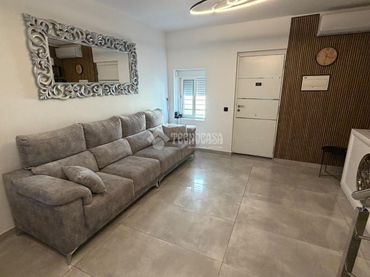 Casa aparellada amb balcó en venda a Santa Isabel