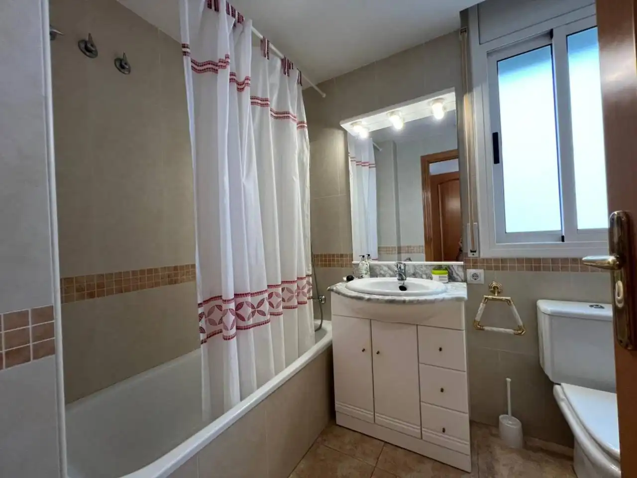 Bathroom of Flat for sale in Cubelles  with Air Conditioner, Heating and Private garden
