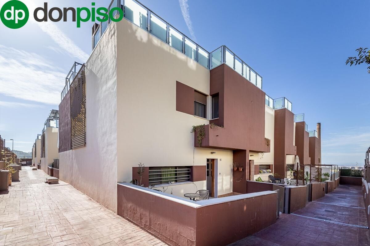 Vista exterior de Casa adosada en venda en Jun amb Aire condicionat, Calefacció i Jardí privat