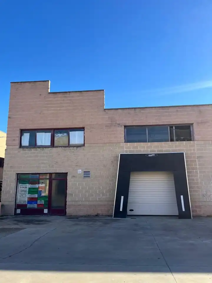 Nau industrial de lloguer a Calle de Francisco Aritio