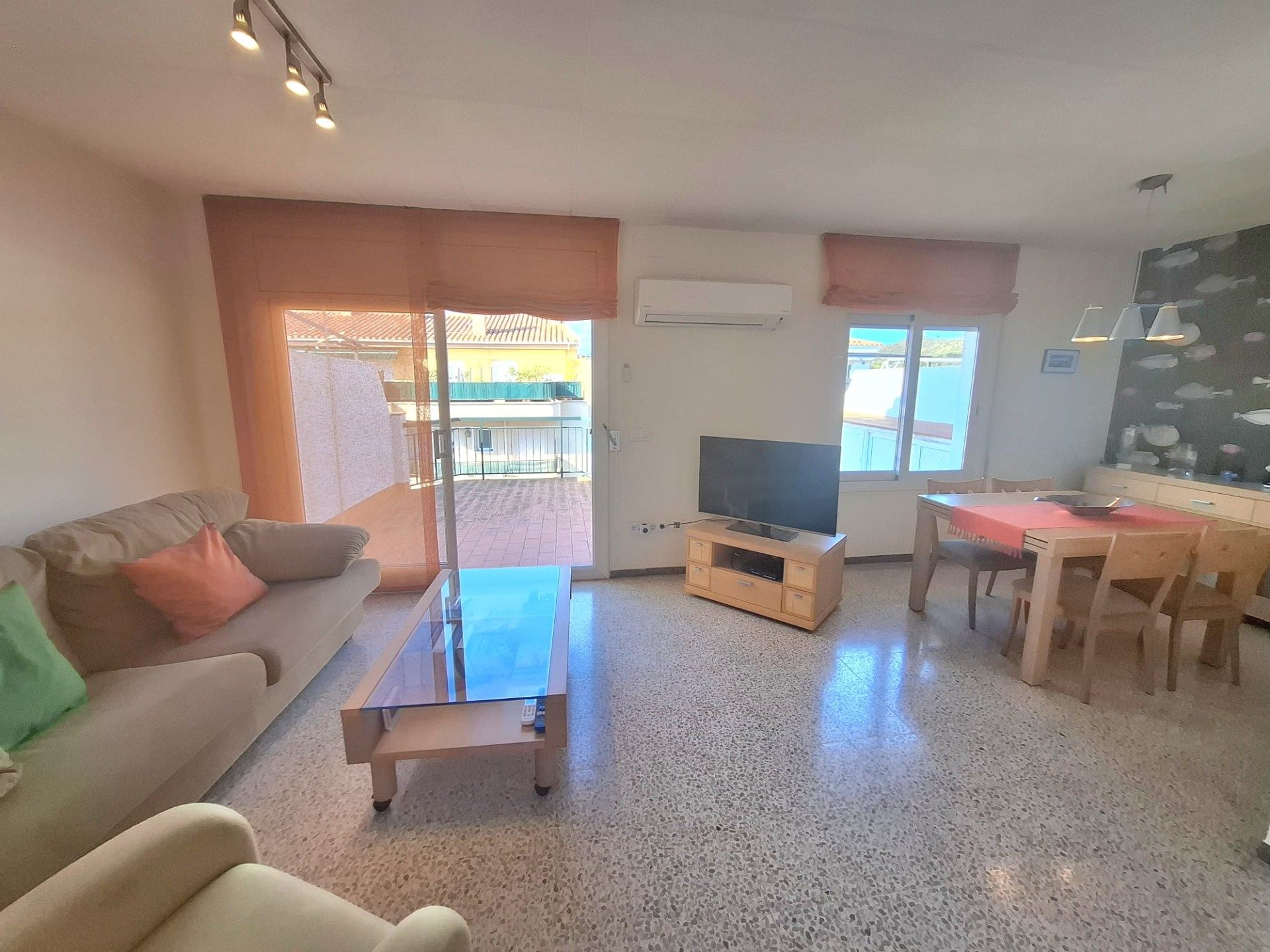 Sala d'estar de Àtic en venda en Llançà amb Calefacció, Terrassa i Moblat