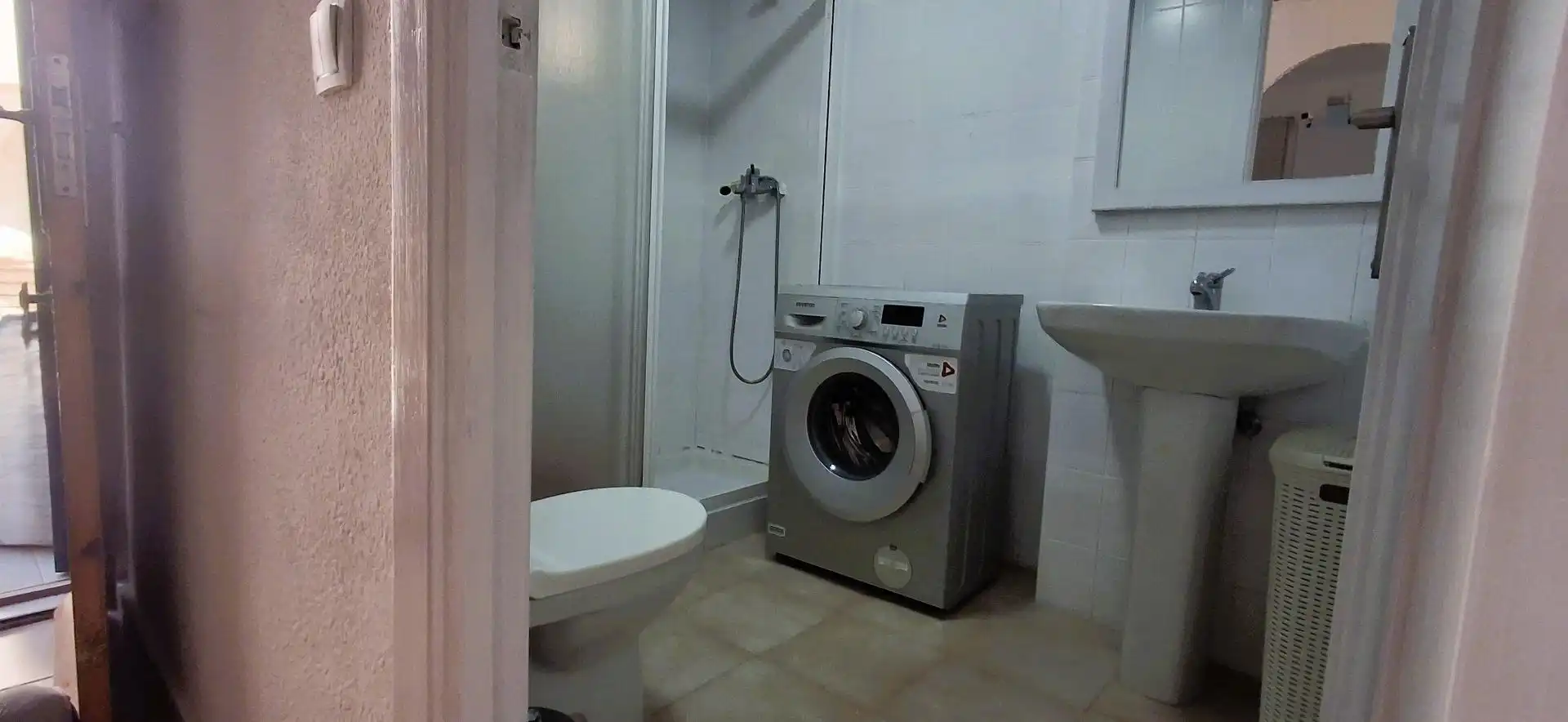 Badezimmer von Erdgeschoss zur Miete in Orihuela mit Klimaanlage, Privatgarten und Terrasse
