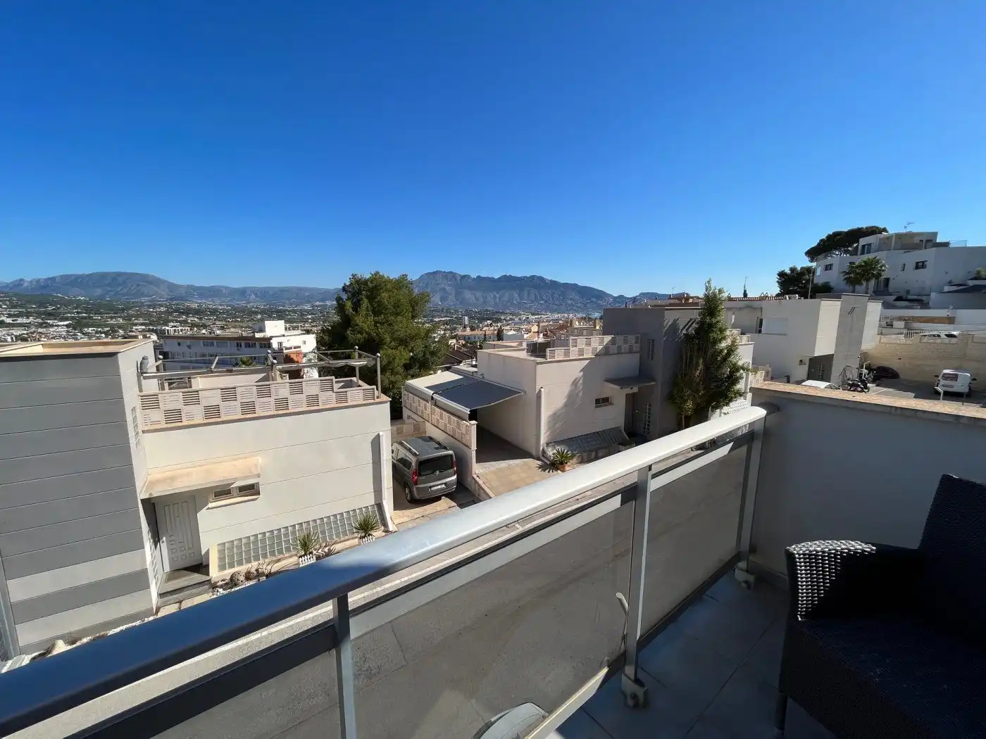Vista exterior de Casa o xalet en venda en L'Alfàs del Pi amb Aire condicionat, Jardí privat i Terrassa