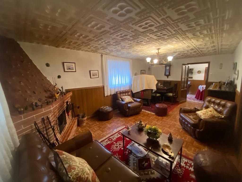 Sala d'estar de Casa o xalet en venda en Valle de Losa amb Calefacció i Moblat