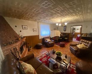 Sala d'estar de Casa o xalet en venda en Valle de Losa amb Calefacció i Moblat