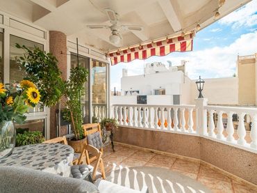 Penthouse with balcony for sale in Calle san luis