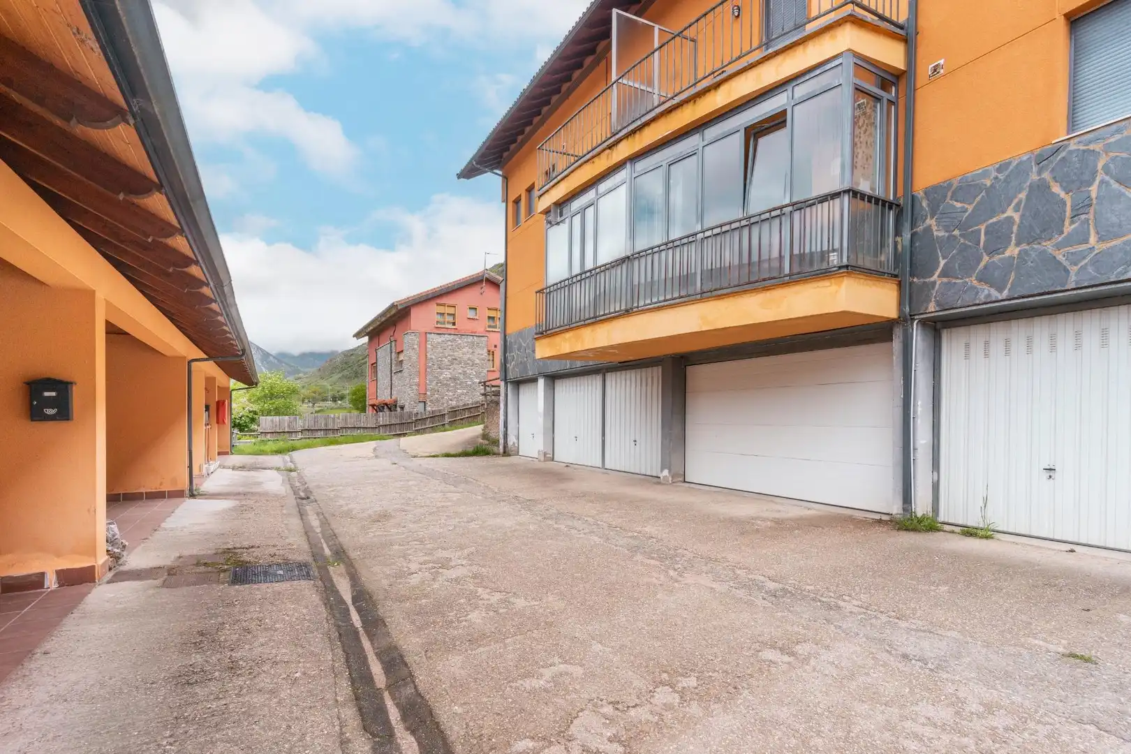 Vista exterior de Casa adosada en venda en Puebla de Lillo amb Calefacció, Jardí privat i Terrassa
