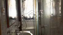 Bathroom of Flat for sale in  Madrid Capital  with Air Conditioner, Heating and Parquet flooring