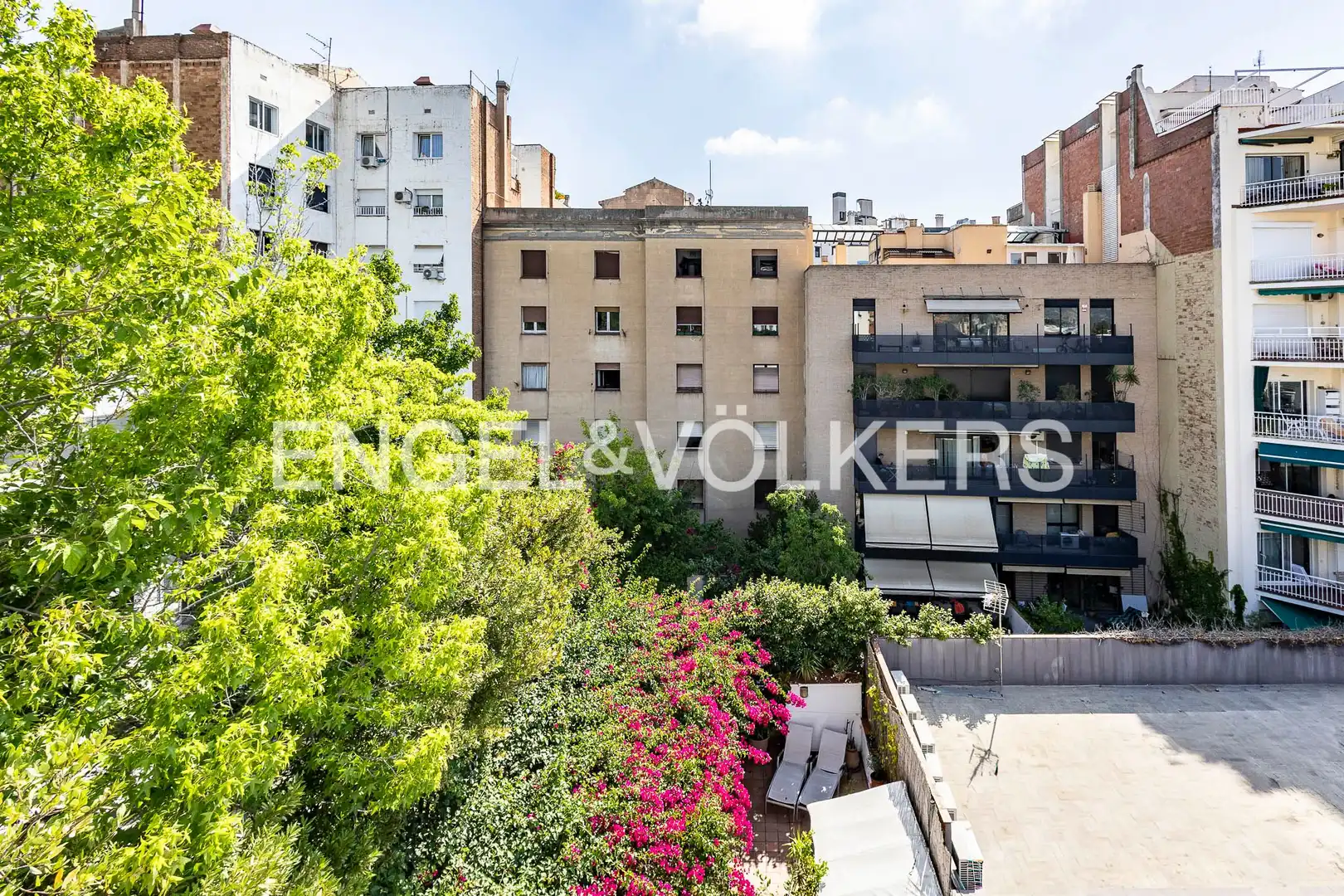 Vista exterior de Àtic en venda en Barcelona amb Calefacció