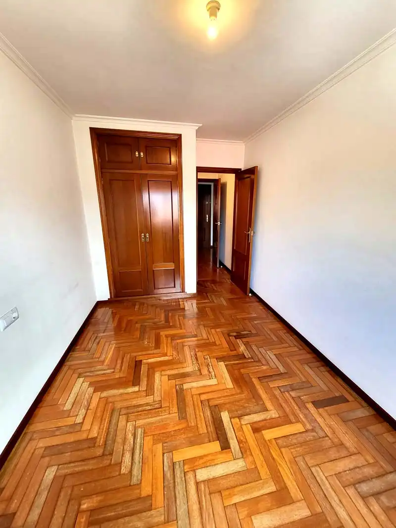 Dormitori de Pis de lloguer en Vigo  amb Calefacció, Parquet i Traster