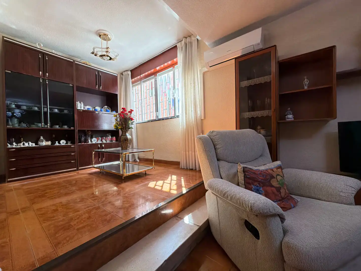 Living room of Flat for sale in Madrid  with Air Conditioner, Heating and Furnished