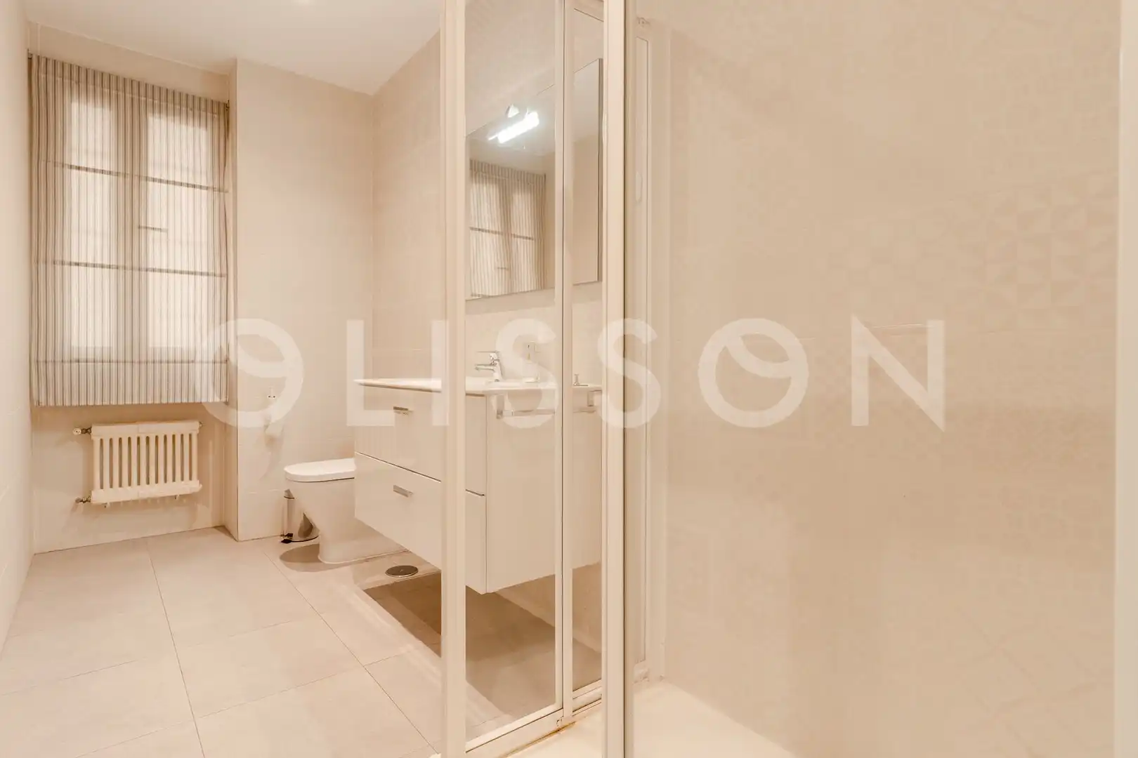 Baño de Piso en venta en Madrid con Calefacción, Terraza y Trastero