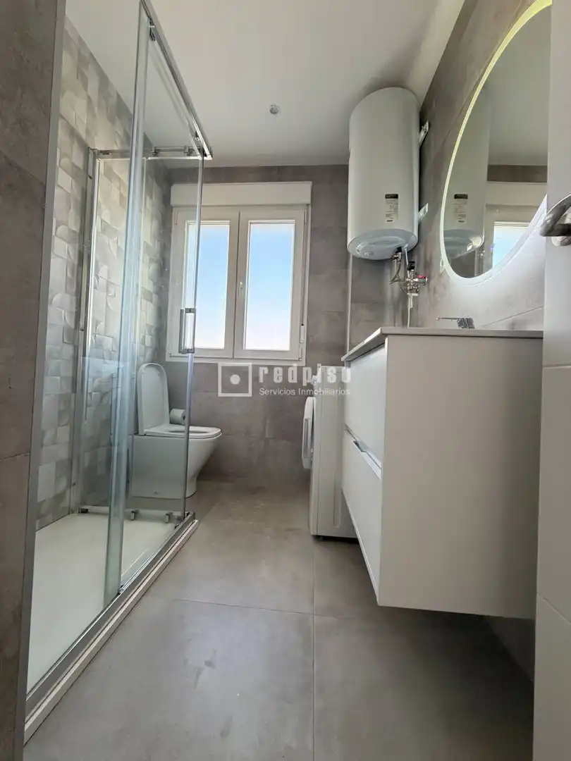 Bathroom of Flat for sale in Madrid  with Air Conditioner and Heating