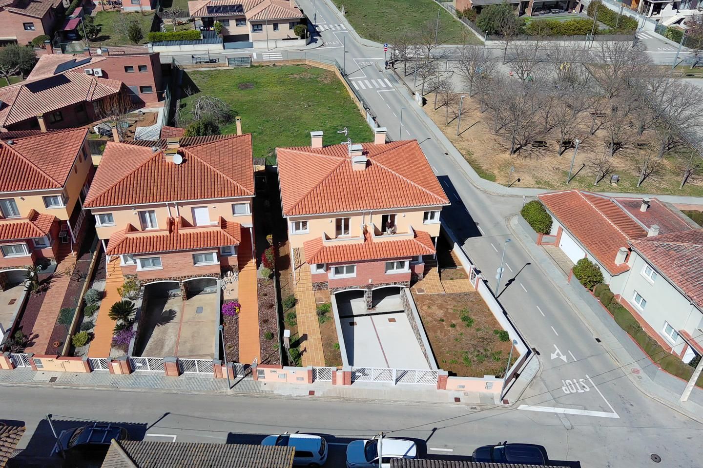 Vista exterior de Casa adosada en venda en Porqueres amb Aire condicionat i Jardí privat