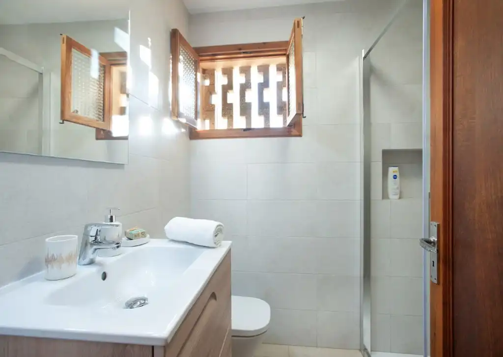 Bathroom of Houses for sale in Pollença  with Air Conditioner, Terrace and Swimming Pool
