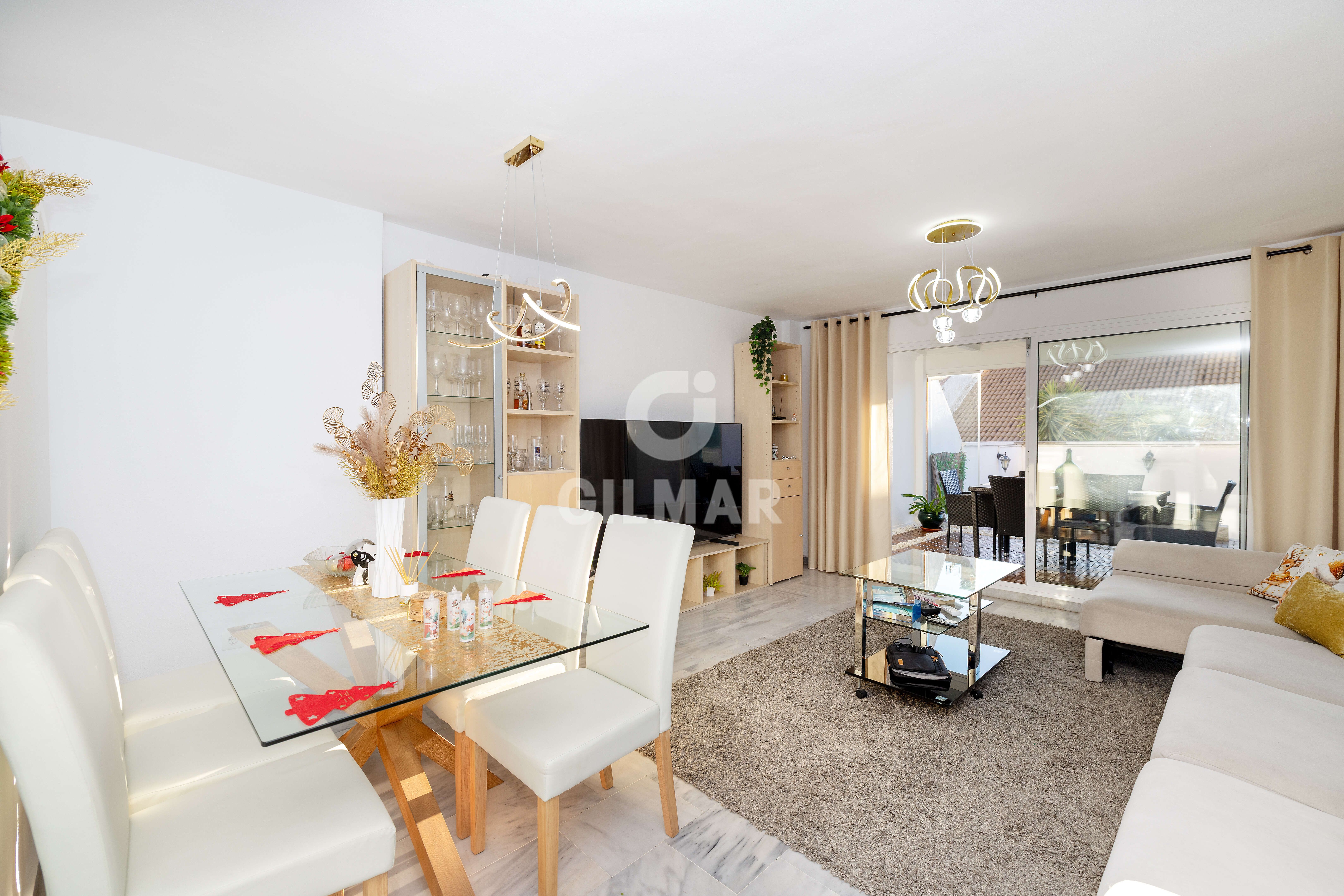 Sala d'estar de Casa adosada en venda en Benalmádena amb Calefacció, Jardí privat i Piscina