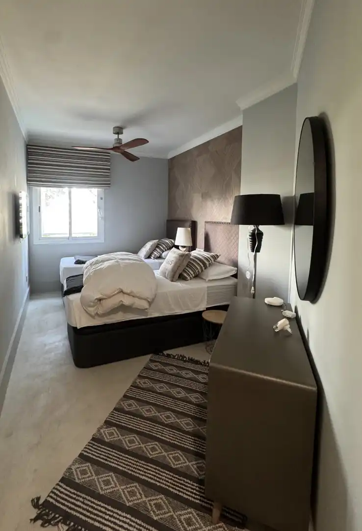 Dormitori de Apartament de lloguer en Marbella amb Aire condicionat, Piscina i Moblat