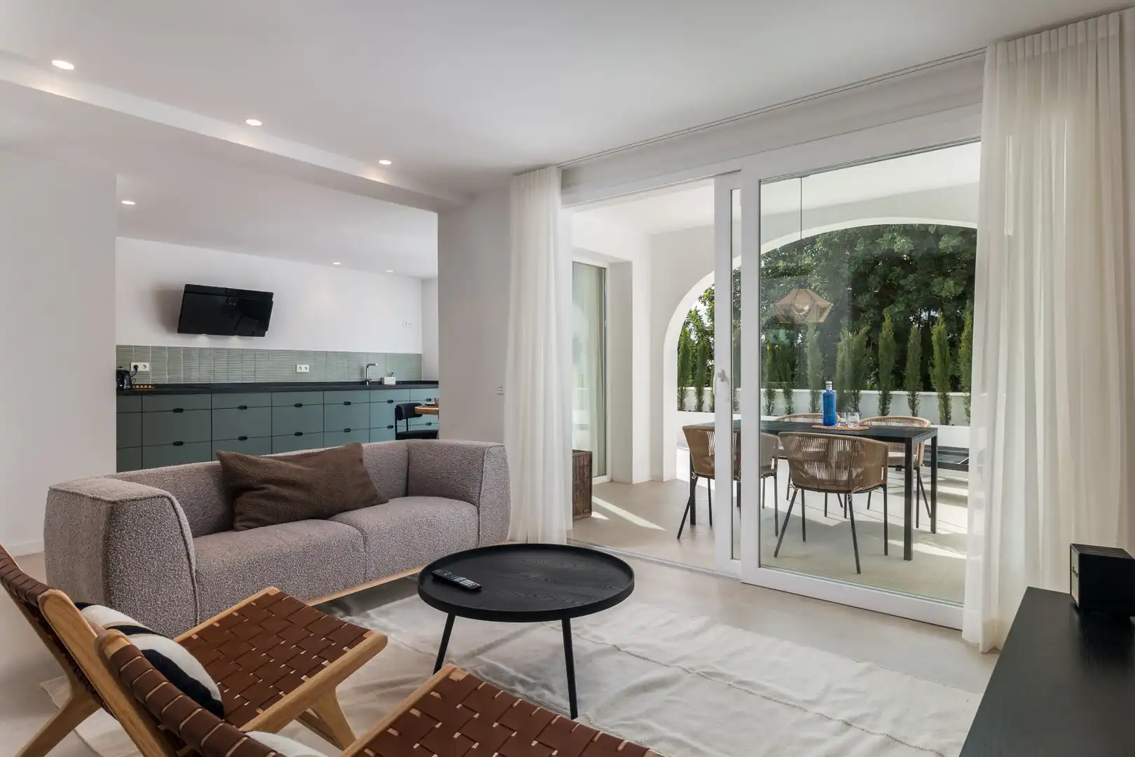 Sala de estar de Casa adosada en venta en Istán con Aire acondicionado, Terraza y Piscina