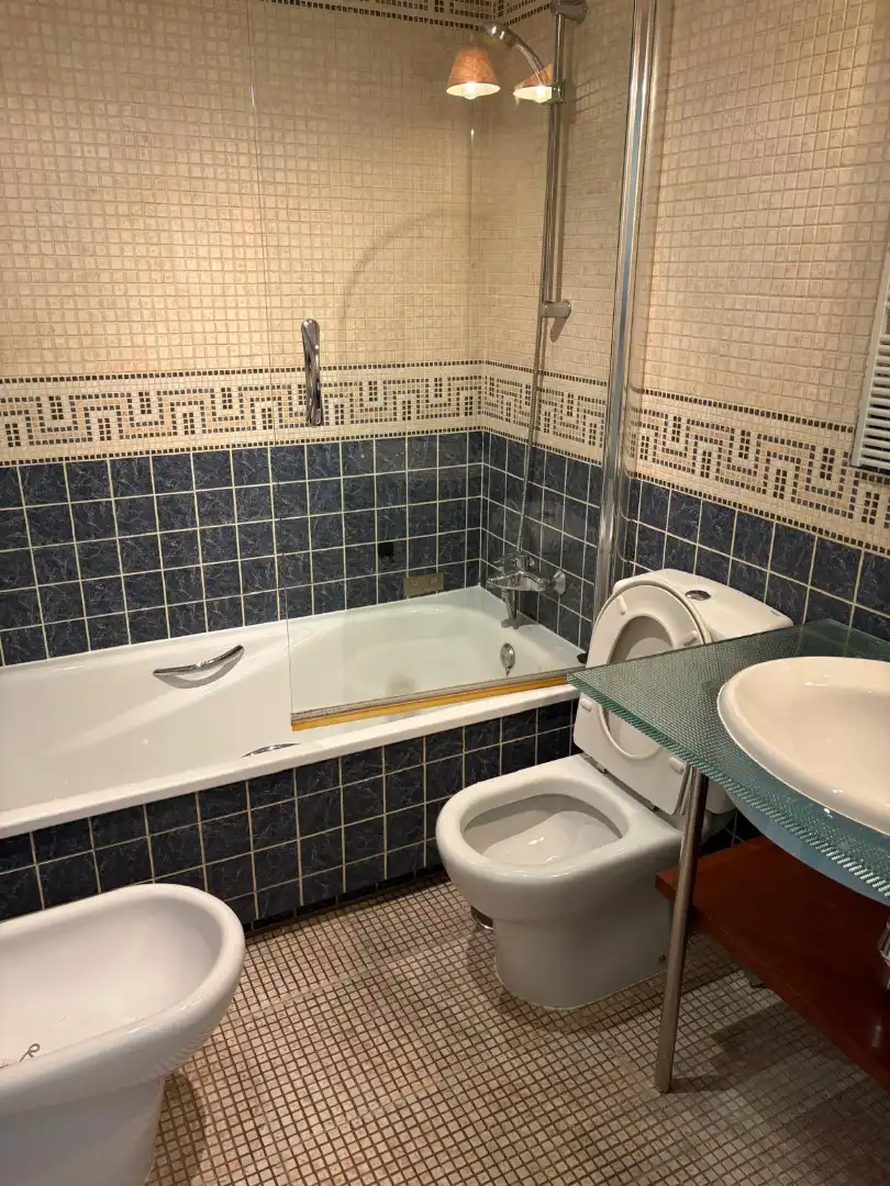 Bathroom of Flat for rent in Madrid  with Air Conditioner, Heating and Storage room