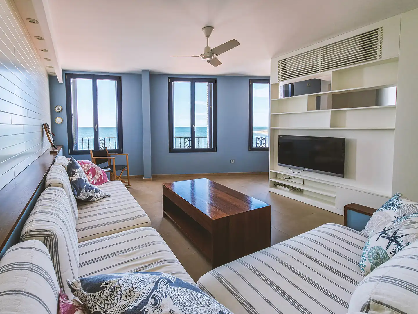 Sala d'estar de Apartament de lloguer en Sant Pol de Mar amb Aire condicionat, Moblat i Forn
