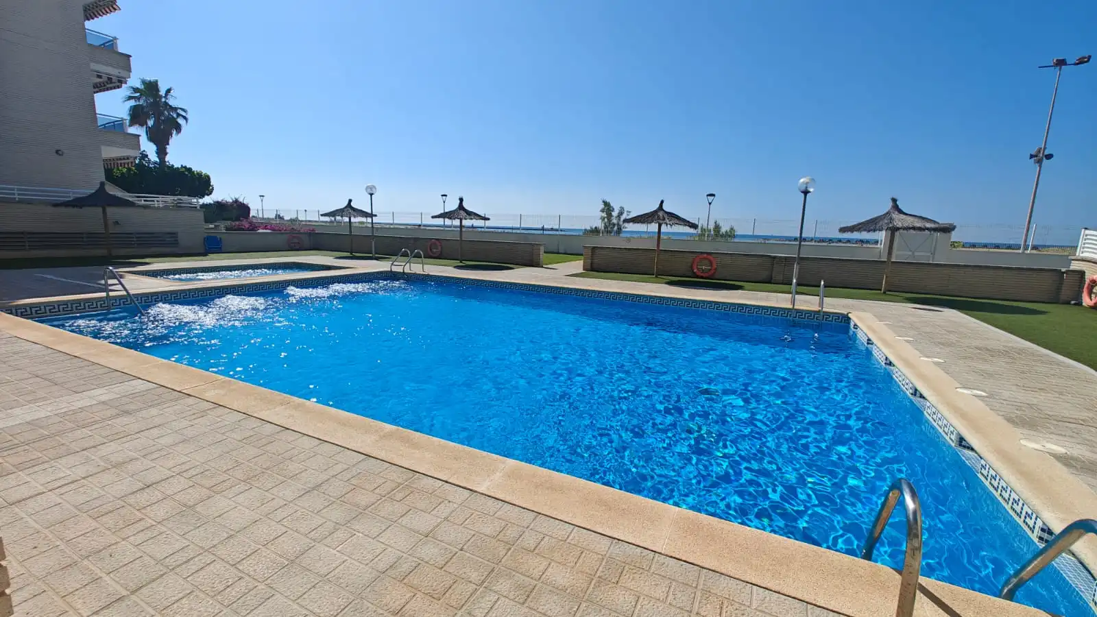 Schwimmbecken von Wohnung zum Verkauf in Cunit mit Klimaanlage, Heizung und Terrasse