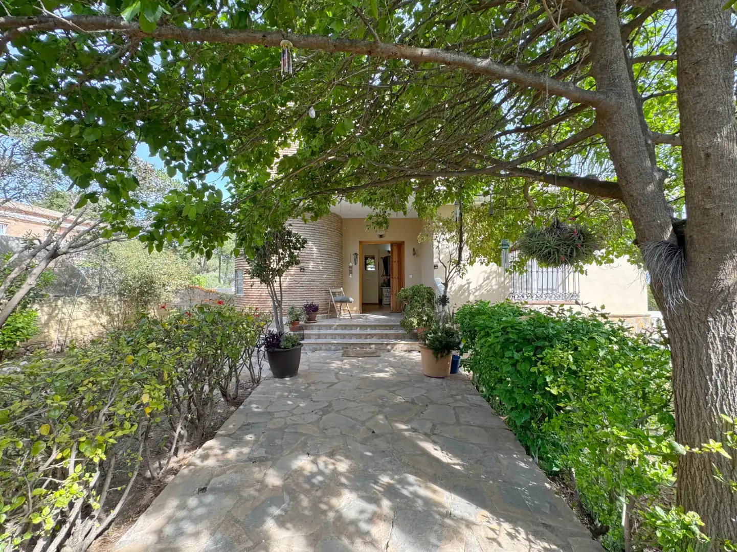 Vista exterior de Casa o xalet en venda en Alhaurín de la Torre amb Aire condicionat, Calefacció i Jardí privat
