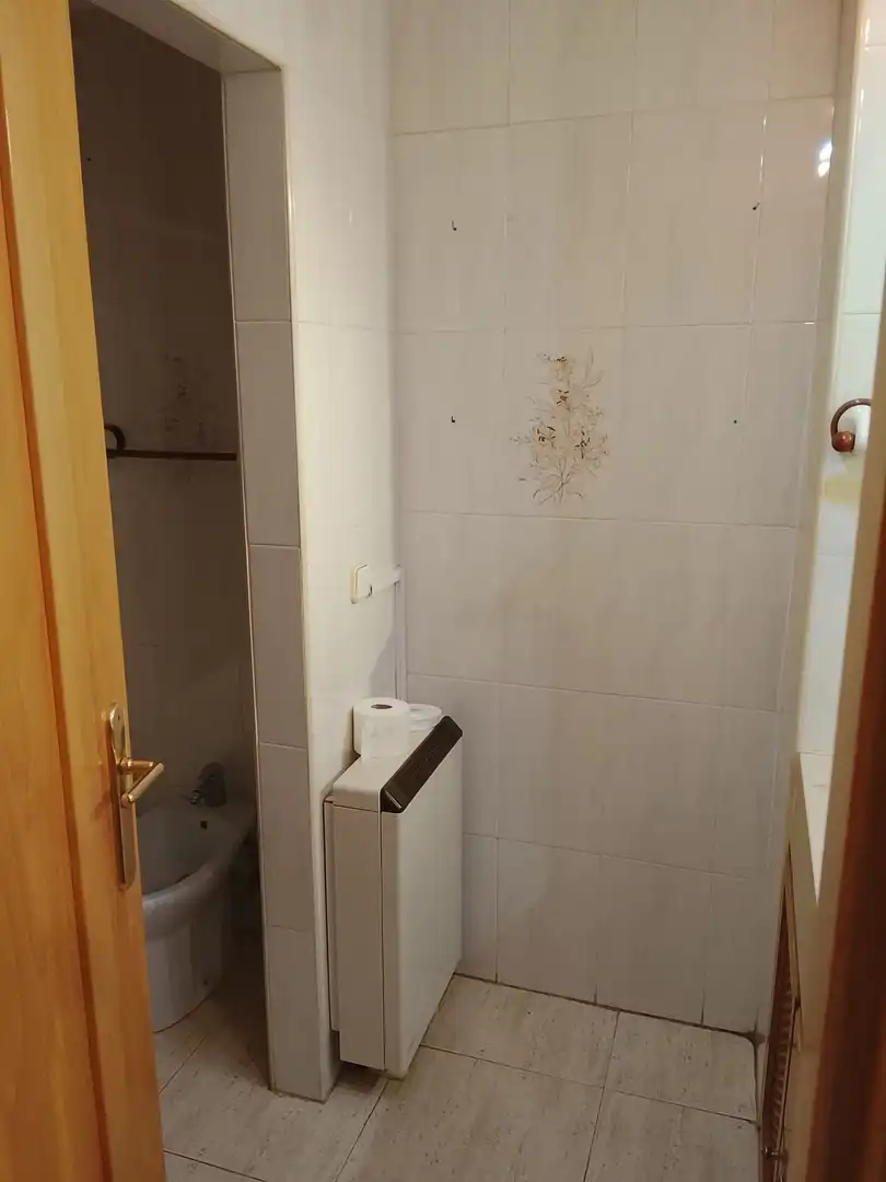 Badezimmer von Wohnung zum Verkauf in Madrigal de la Vera mit Klimaanlage, Heizung und Möbliert