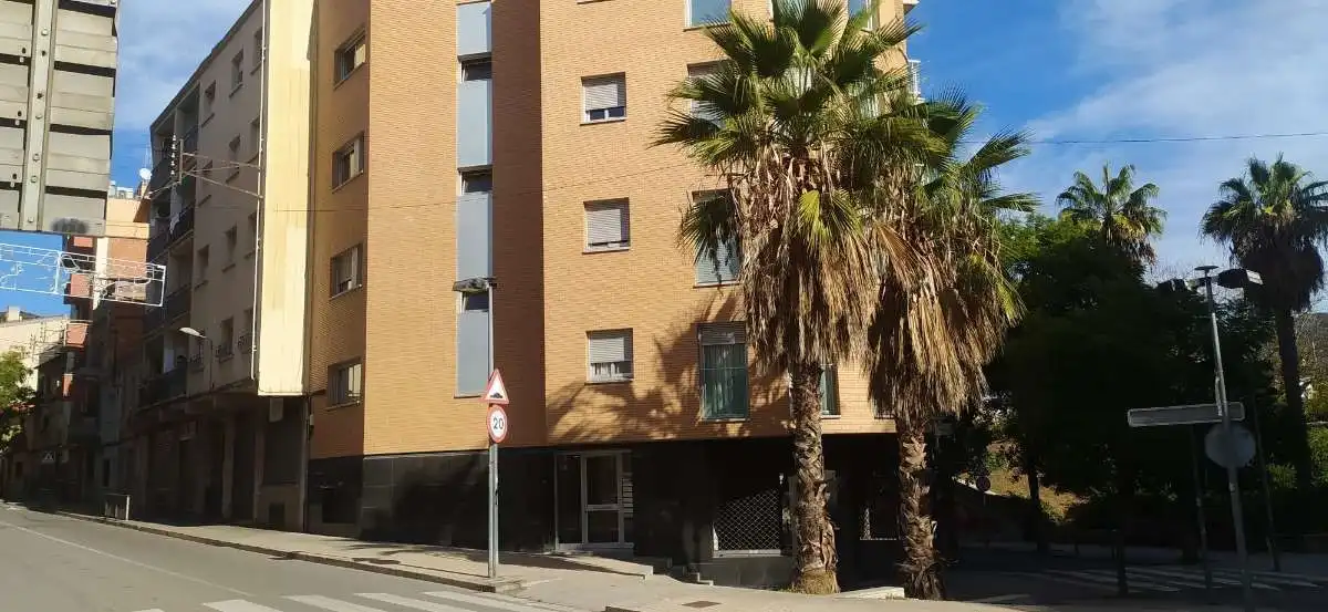 Vista exterior de Local en venta en Montcada i Reixac