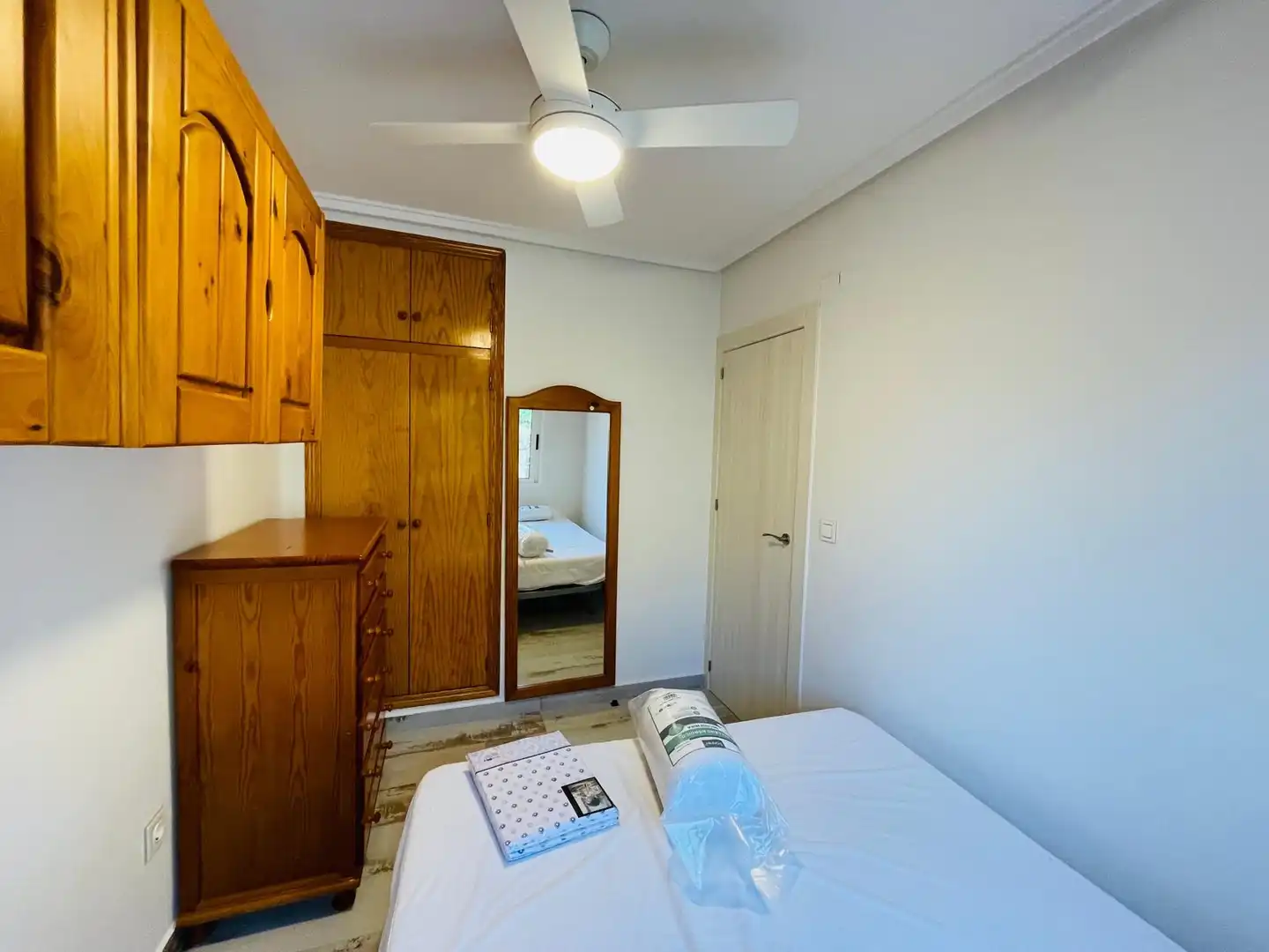 Dormitori de Apartament de lloguer en Torrevieja amb Calefacció, Terrassa i Piscina