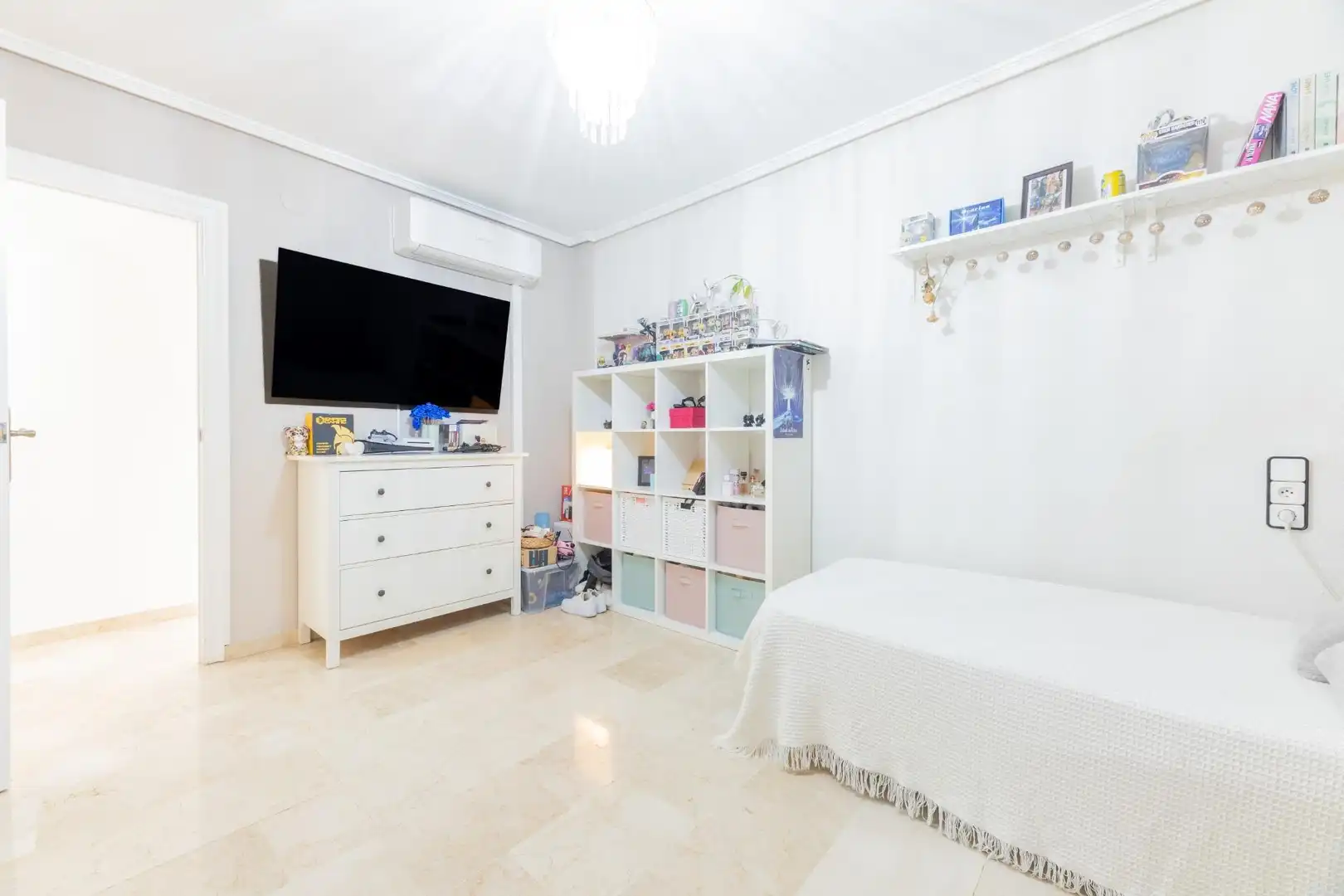 Dormitori de Casa o xalet en venda en Requena amb Jardí privat, Terrassa i Piscina