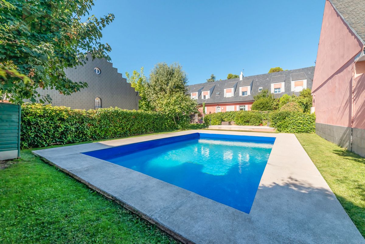 Swimming pool of Single-family semi-detached for sale in El Escorial  with Storage room, Furnished and Community pool