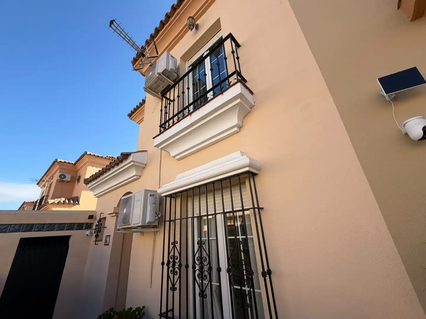 Vista exterior de Casa adosada en venda en La Línea de la Concepción amb Moblat