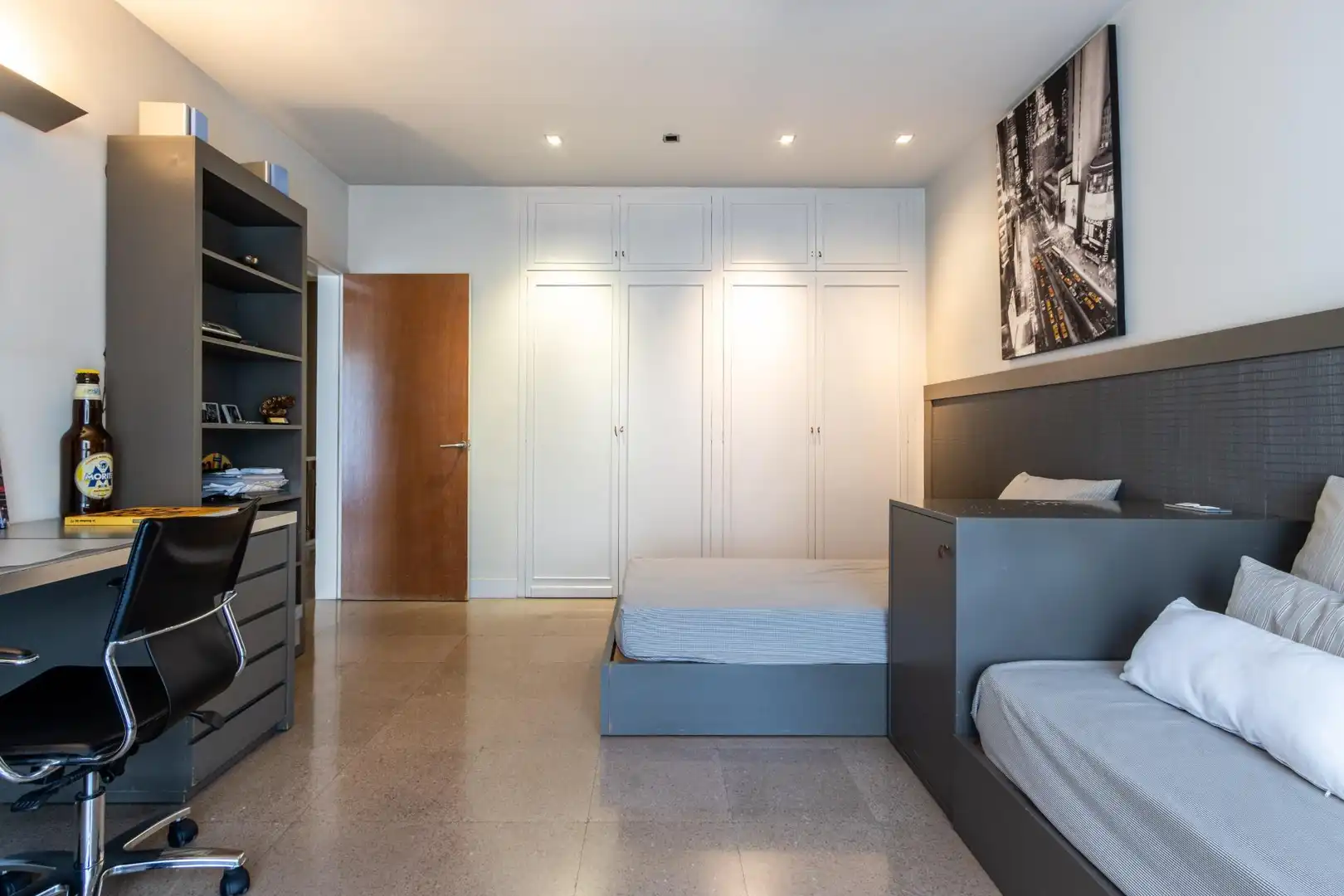 Habitación de Casa adosada en venta en Sabadell con Piscina comunitaria