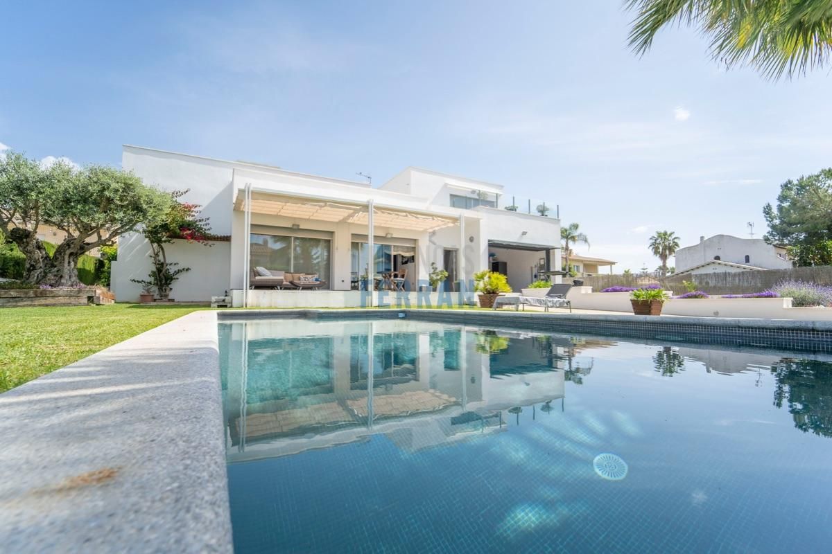 Piscina de Casa o xalet en venda en El Vendrell amb Aire condicionat, Parquet i Terrassa