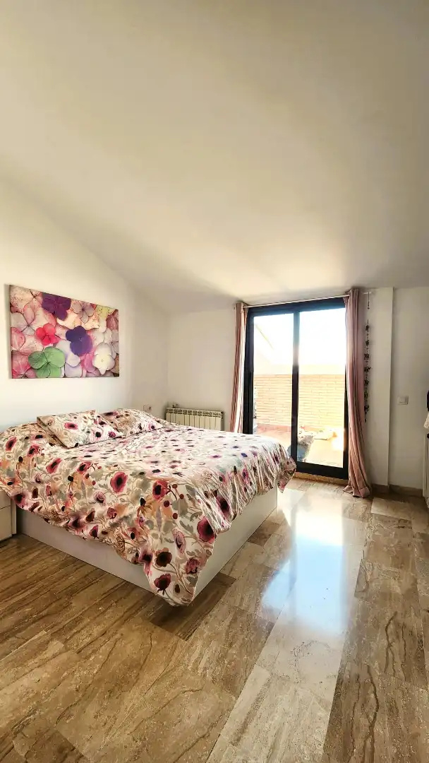Schlafzimmer von Dachboden zum Verkauf in Rubí mit Klimaanlage, Heizung und Terrasse