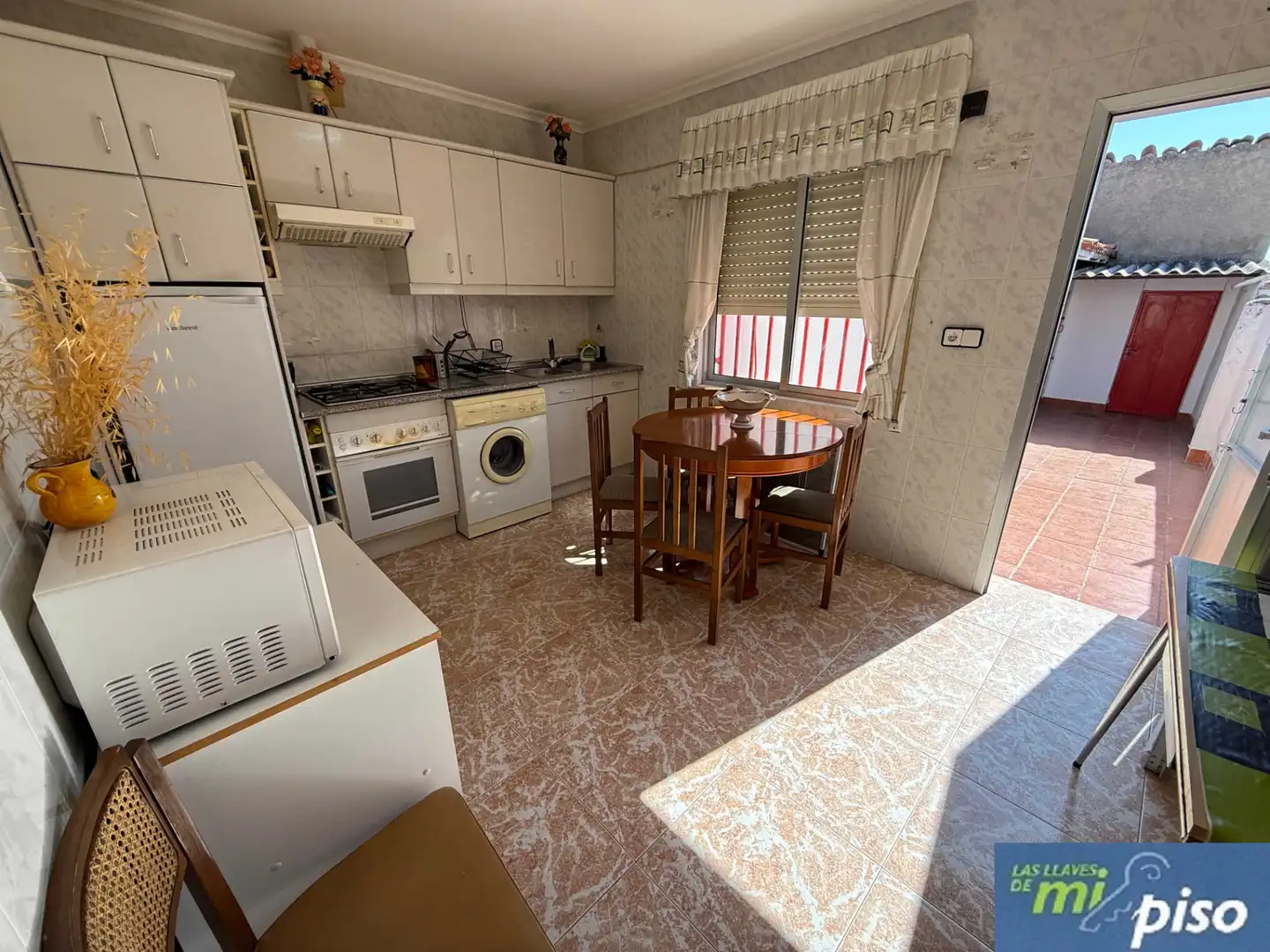 Cuina de Casa o xalet en venda en Nava del Rey amb Calefacció, Jardí privat i Terrassa