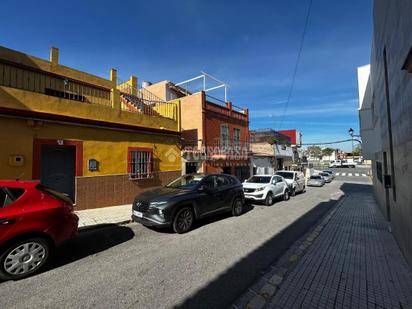 Vista exterior de Casa adosada en venda en La Rinconada amb Aire condicionat i Terrassa