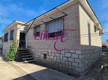 House with pool for sale in Carmena