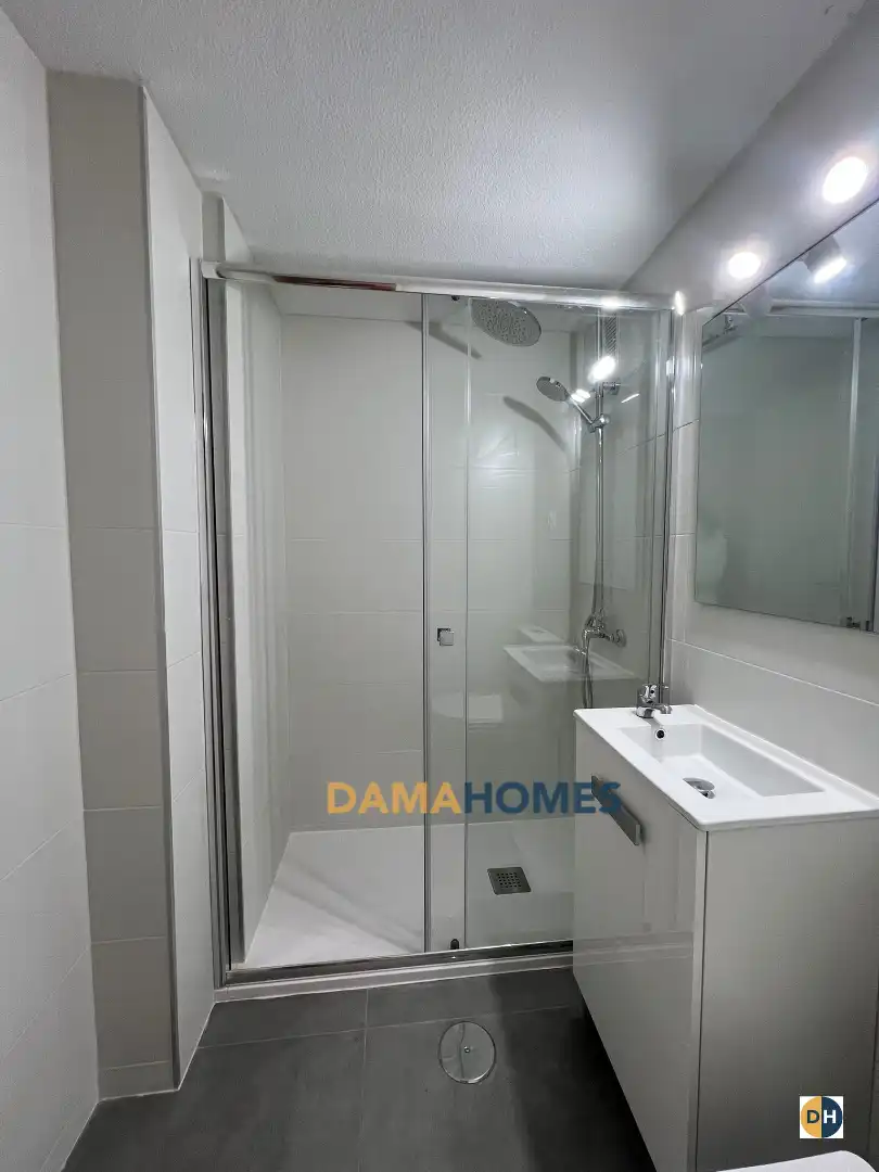 Badezimmer von Wohnung zum Verkauf in Madrid mit Heizung, Parkett und Terrasse