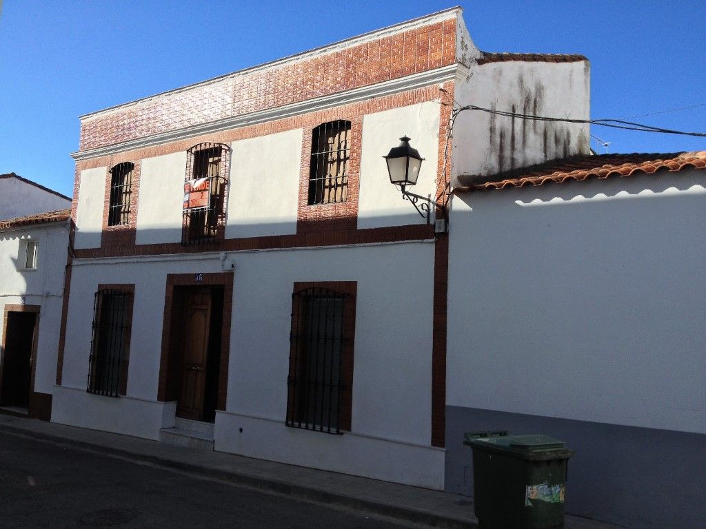 Vista exterior de Casa o xalet en venda en Medina de las Torres amb Terrassa, Moblat i Balcó