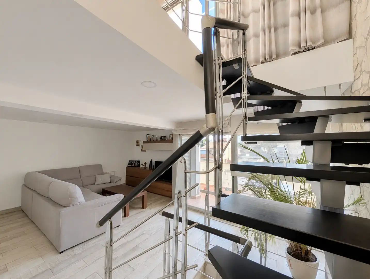 Sala de estar de Casa adosada en venta en Badalona con Parquet, Terraza y Trastero