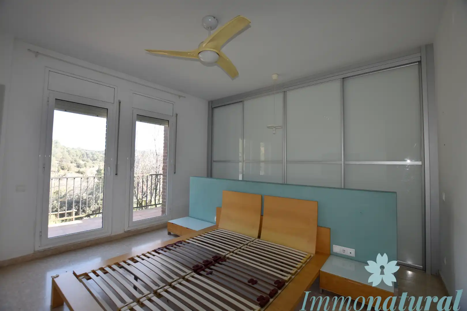 Habitación de Casa adosada en venta en Torrelles de Llobregat con Aire acondicionado, Calefacción y Jardín privado
