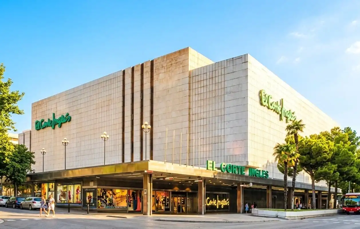 Vista exterior de Piso en venta en Barcelona con Balcón y Alarma