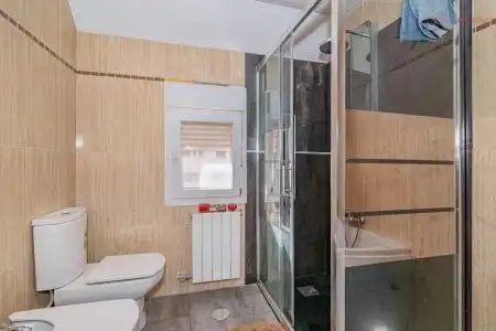 Bany de Casa o xalet en venda en Armilla amb Aire condicionat, Calefacció i Piscina