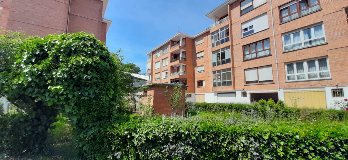 Vista exterior de Piso en venta en Bárcena de Cicero con Calefacción, Parquet y Terraza