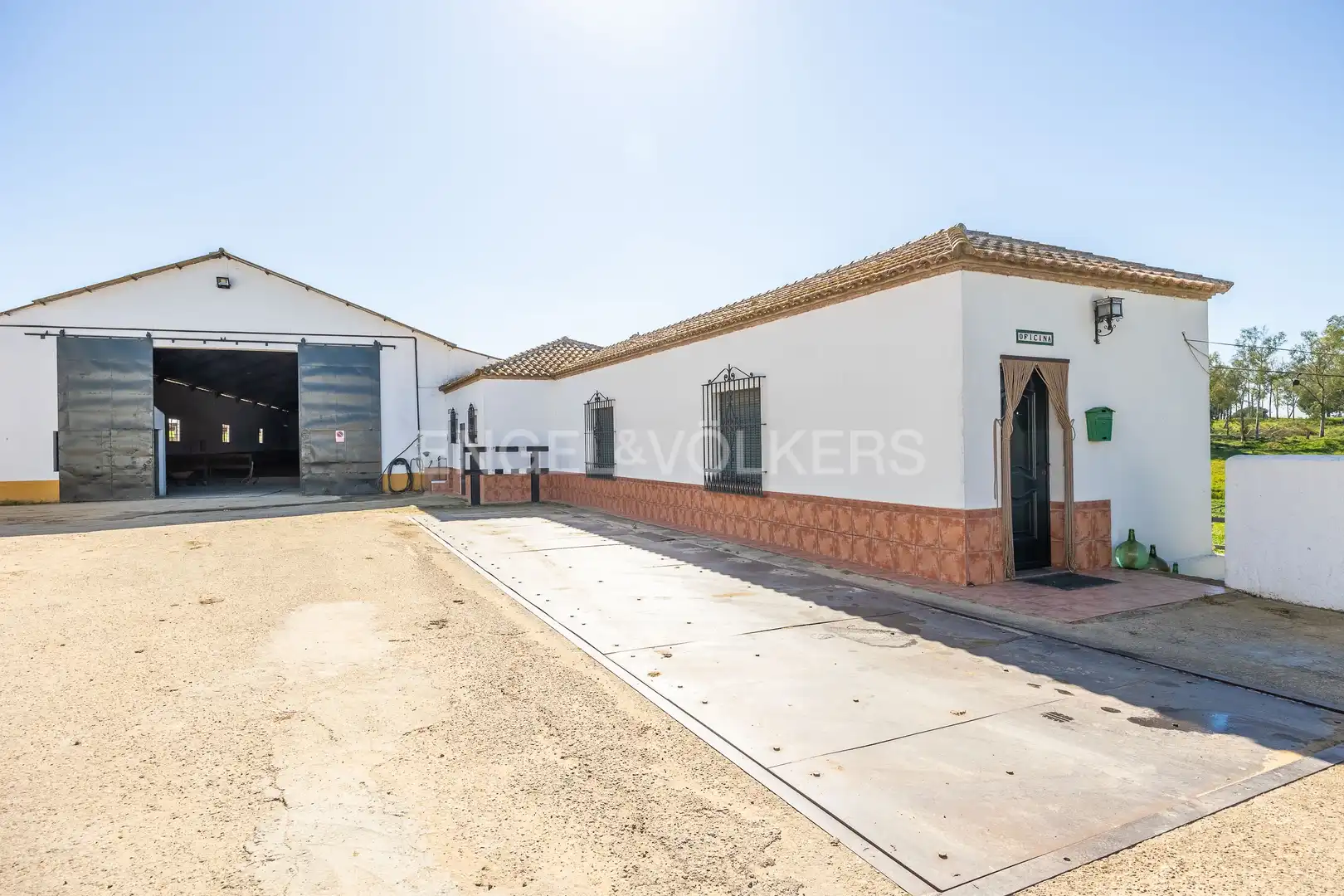 Vista exterior de Casa o chalet en venta en Alcalá de Guadaira con Calefacción y Jardín privado