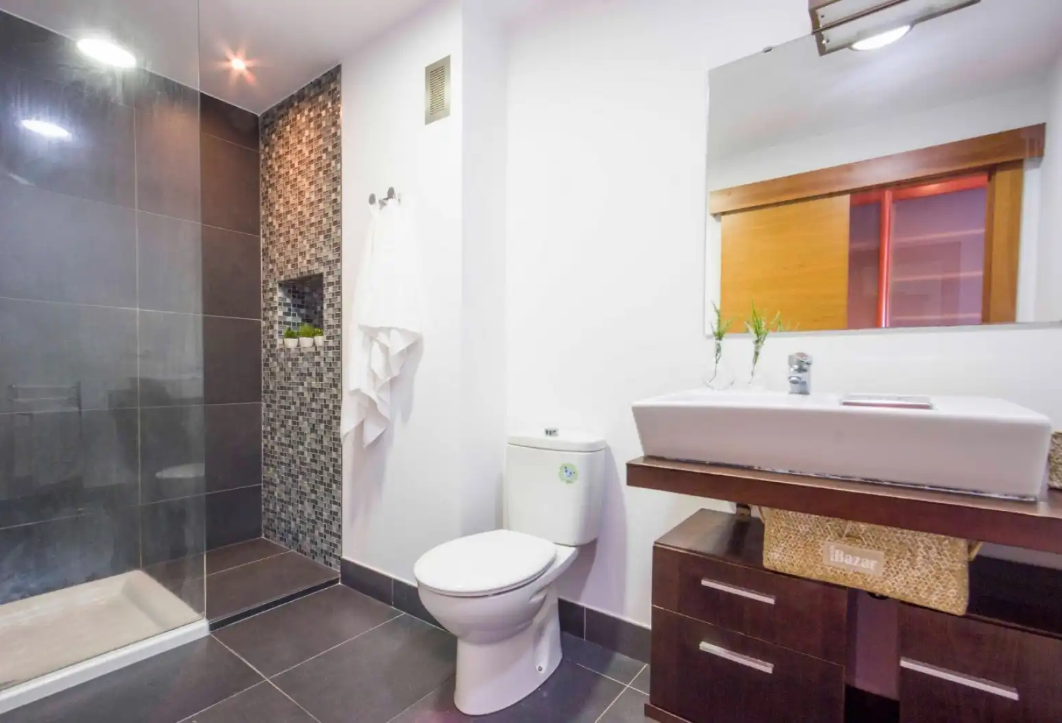 Badezimmer von Dachboden zum Verkauf in Rafelbuñol / Rafelbunyol mit Klimaanlage, Heizung und Parkett