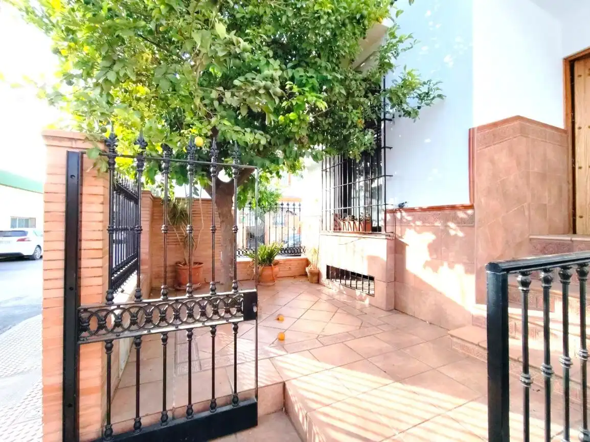 Vista exterior de Casa adosada en venda en Coria del Río