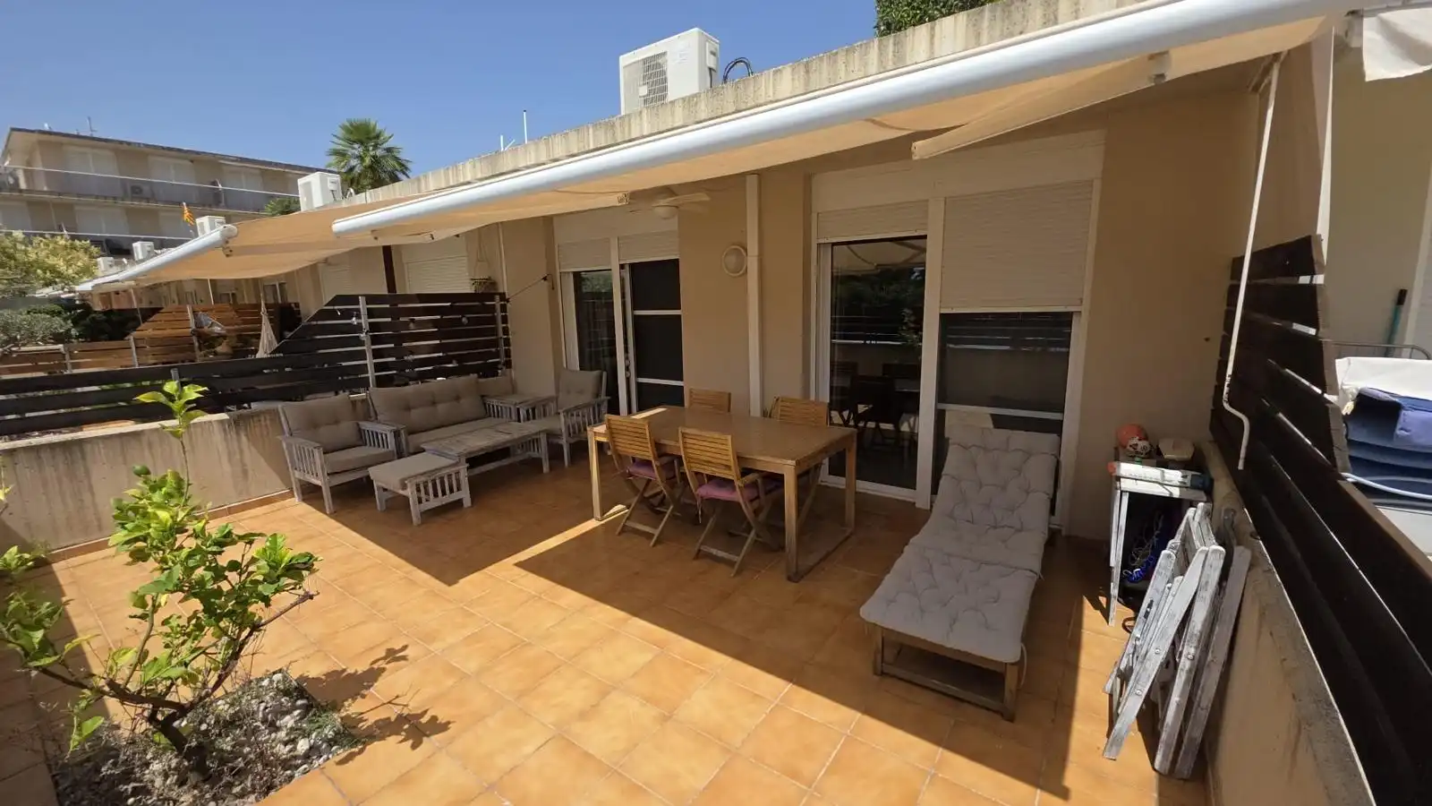 Terrasse von Einfamilien-Reihenhaus zum Verkauf in Alcanar mit Klimaanlage, Privatgarten und Abstellraum