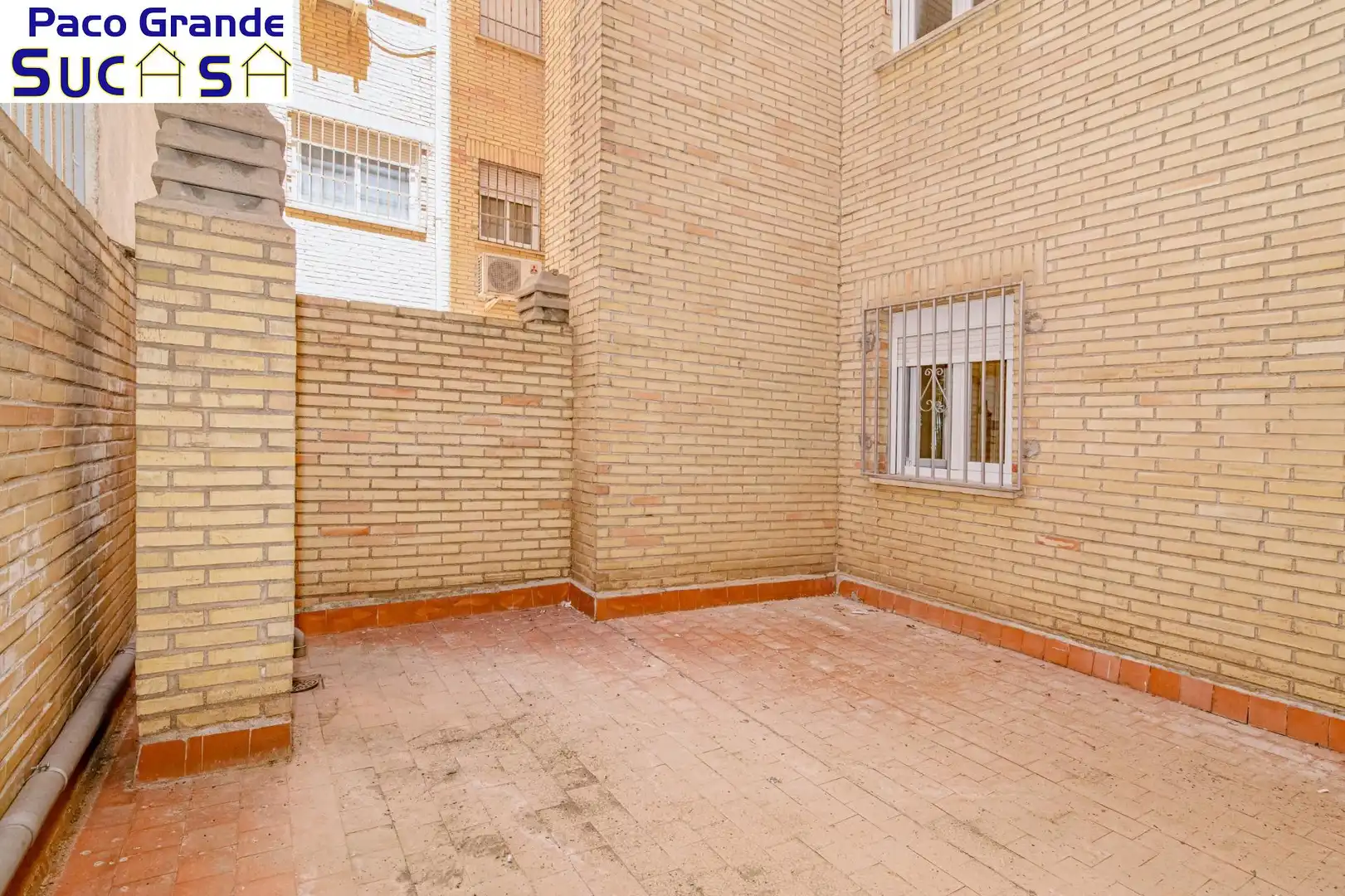 Vista exterior de Pis en venda en Granada amb Aire condicionat, Terrassa i Balcó